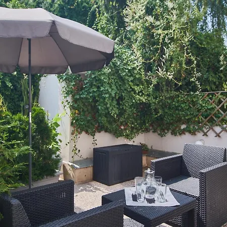 アパート To At Close To Castle With Terrace And Garden プラハ