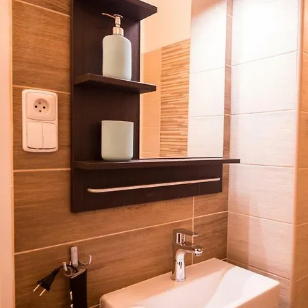 To At Close To Castle With Terrace And Garden Apartment *